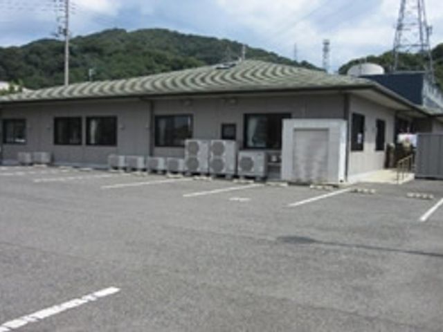 ゆったりとしたエントランス エントランス 広々とした入り口は、ご来訪者の安心感を与え、スタッフの明るいお迎えが期待できます。
