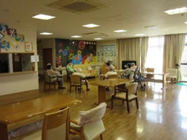 共有スペースの様子 ダイニングルーム 明るく広々としたダイニングルームです。皆様が集う憩いの場で、ゆったりとした時間を過ごせます。