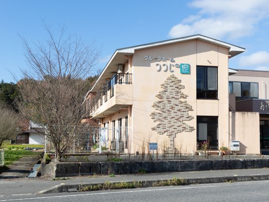 暖色系の建物の外観
