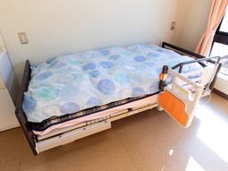 ベッドと柵のある部屋