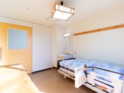明るい居室の一角