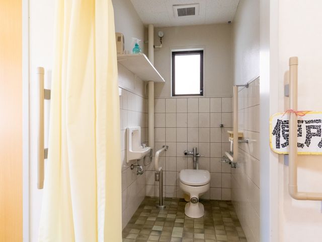 清潔なトイレスペース トイレ 手すりの付いた清潔なトイレで、安全に配慮した環境です。利用者の快適さが考えられた設備が整っています。