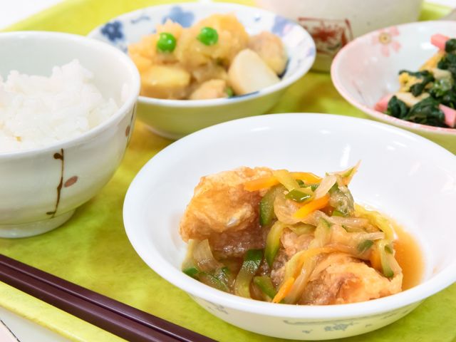 和食の昼食提供 食事 色とりどりの健康的な昼食が並んでおり、バランスの良い食事サービスがされています。