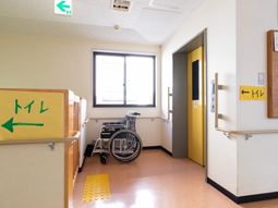 廊下に車椅子