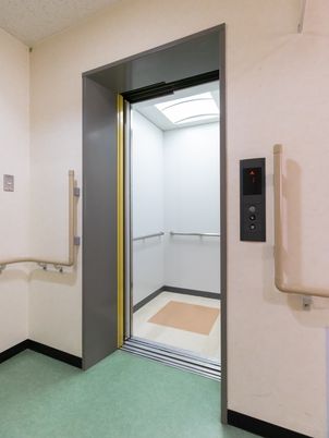 車椅子対応のエレベーター