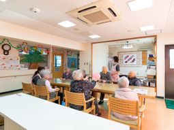 暖かい雰囲気の食堂