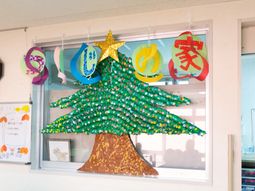 クリスマス飾りの窓辺
