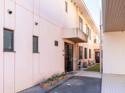 暖色系建物のエントランス