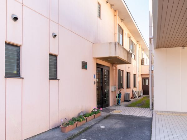 暖色系建物のエントランス