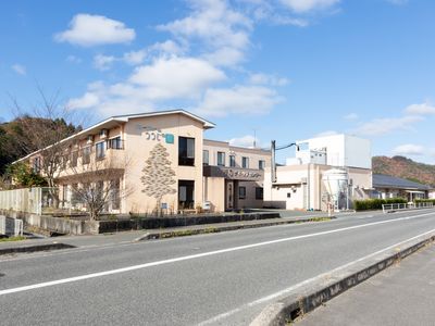 施設外観の晴れた風景