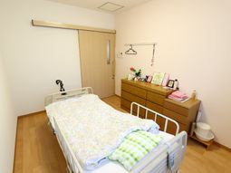 居室内のシンプルな寝室