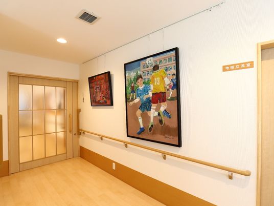 廊下の絵画と和風ドア