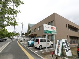 建物と駐車場の全景