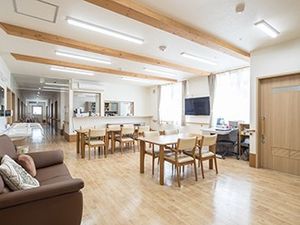 明るい食堂と共用空間  