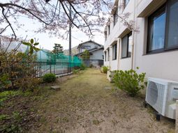 庭と建物の外観
