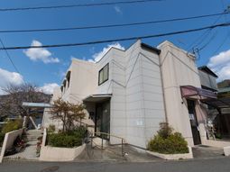 明るい外観の建物
