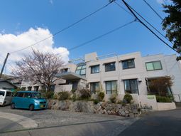 現代的な建物の外観