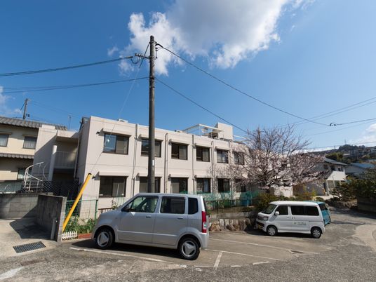 桜並木沿いの施設外観