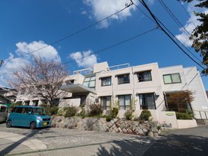 桜が咲く清潔な建物外観