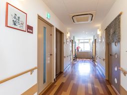 明るい廊下の景観