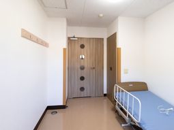 居室内のベッドと玄関