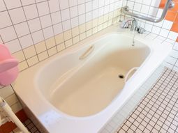 清潔で広々した浴室