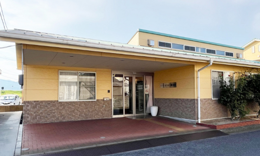 広いエントランスの外観