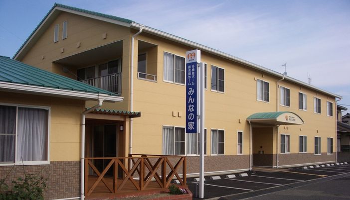 落ち着いた色合いの外観