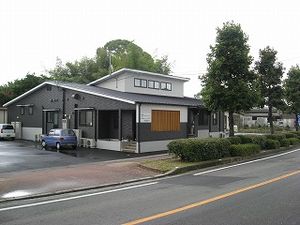 緑に囲まれた外観