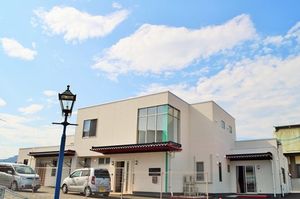 白い建物の外観