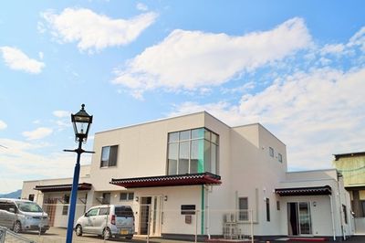 白い建物の外観
