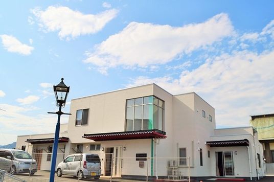 白い建物の外観