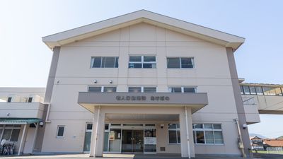 広々とした建物外観