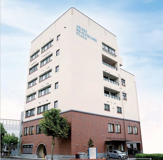 明るい外観の建物エントランス