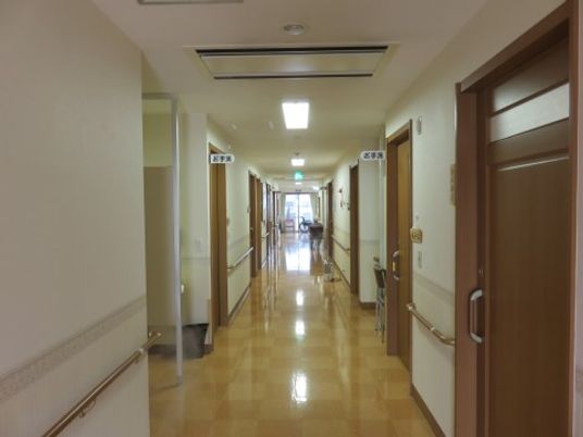 明るい清潔な廊下