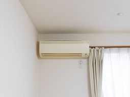 壁掛けエアコンとカーテン