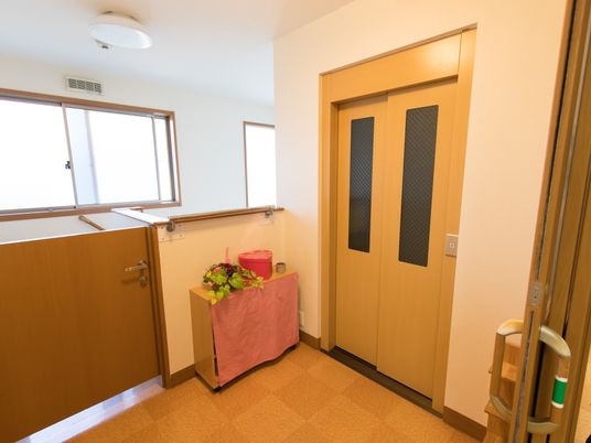 居室の入口と廊下