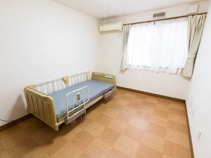 個室のベッドと窓
