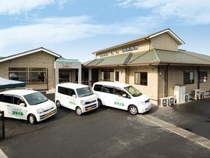 広々とした施設の外観