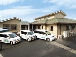 外観と駐車場の車両