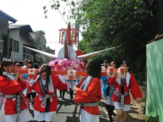 祭り行事に参加する人々