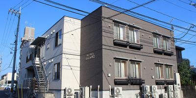 シンプルな建物の外観