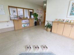 エントランスの明るい風景