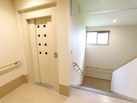 手すり付きエレベーター前