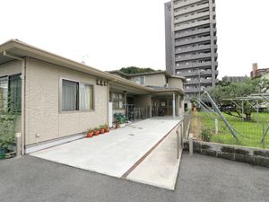 明るい庭付き施設外観