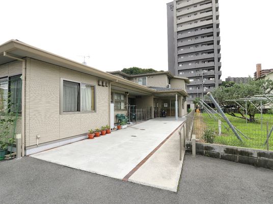 明るい庭付き施設外観