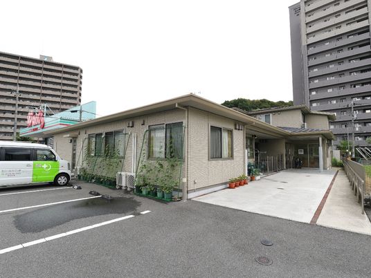 明るいエントランスの外観