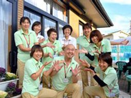 元気なスタッフ集合写真
