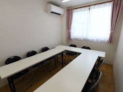 明るい会議室空間