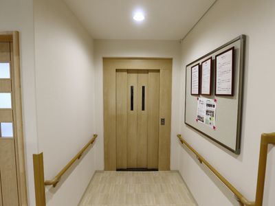 廊下と安全手すり